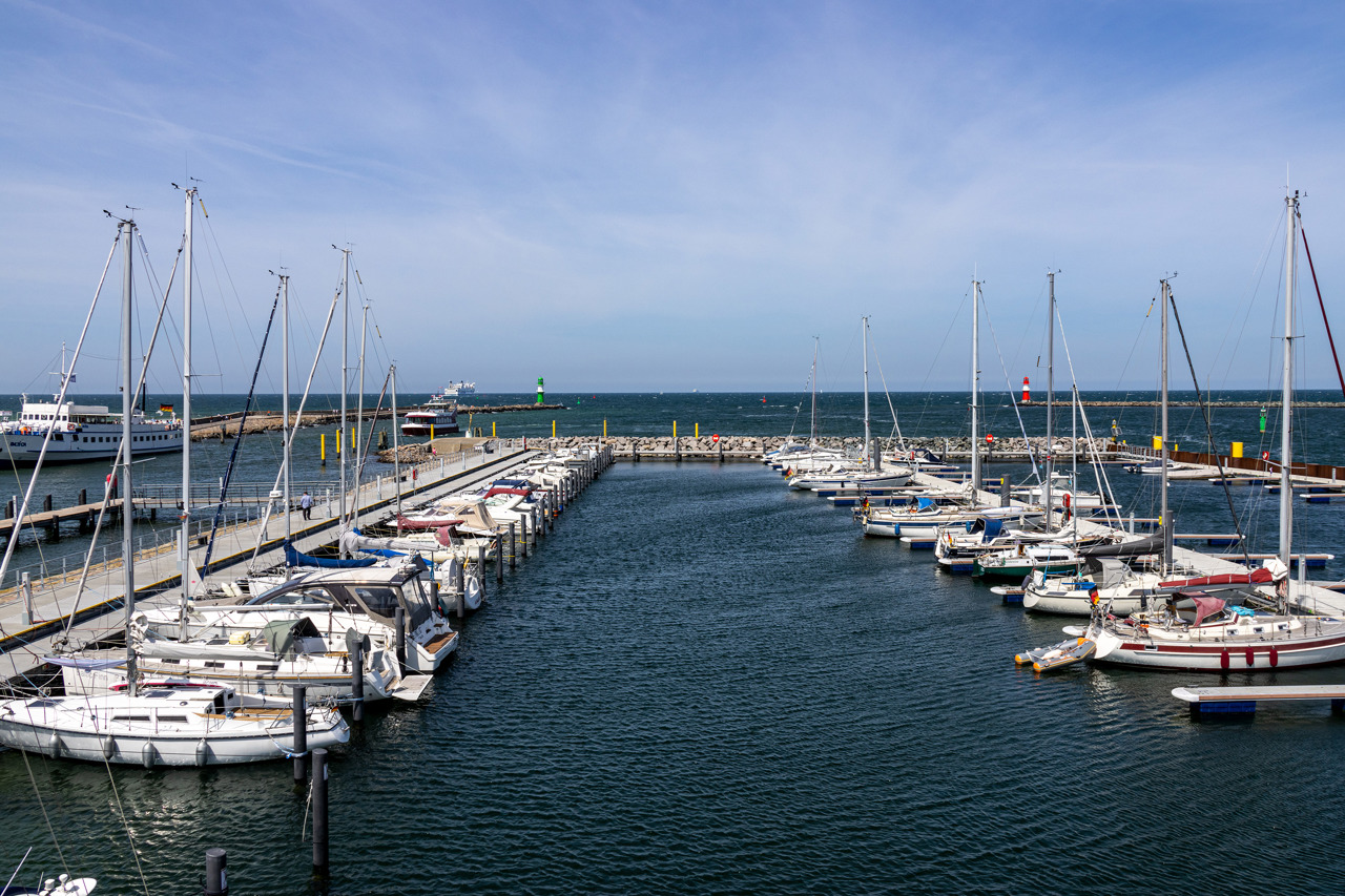 Blick auf die Nordseite des Sportboothafens Warnemünde