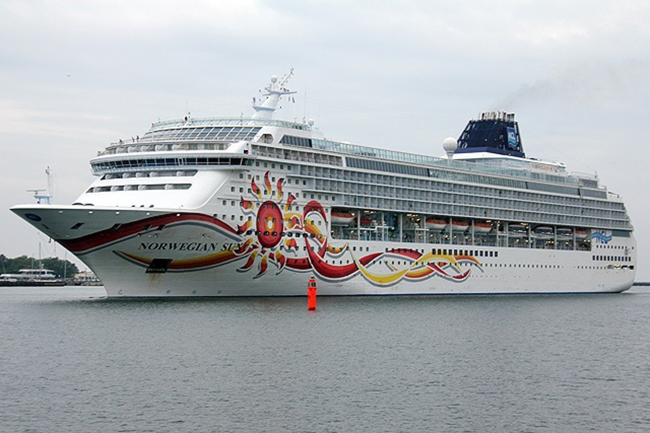 Das Auslaufen der „Norwegian Sun“ wird gegen 22 Uhr von einem Höhenfeuerwerk begleitet