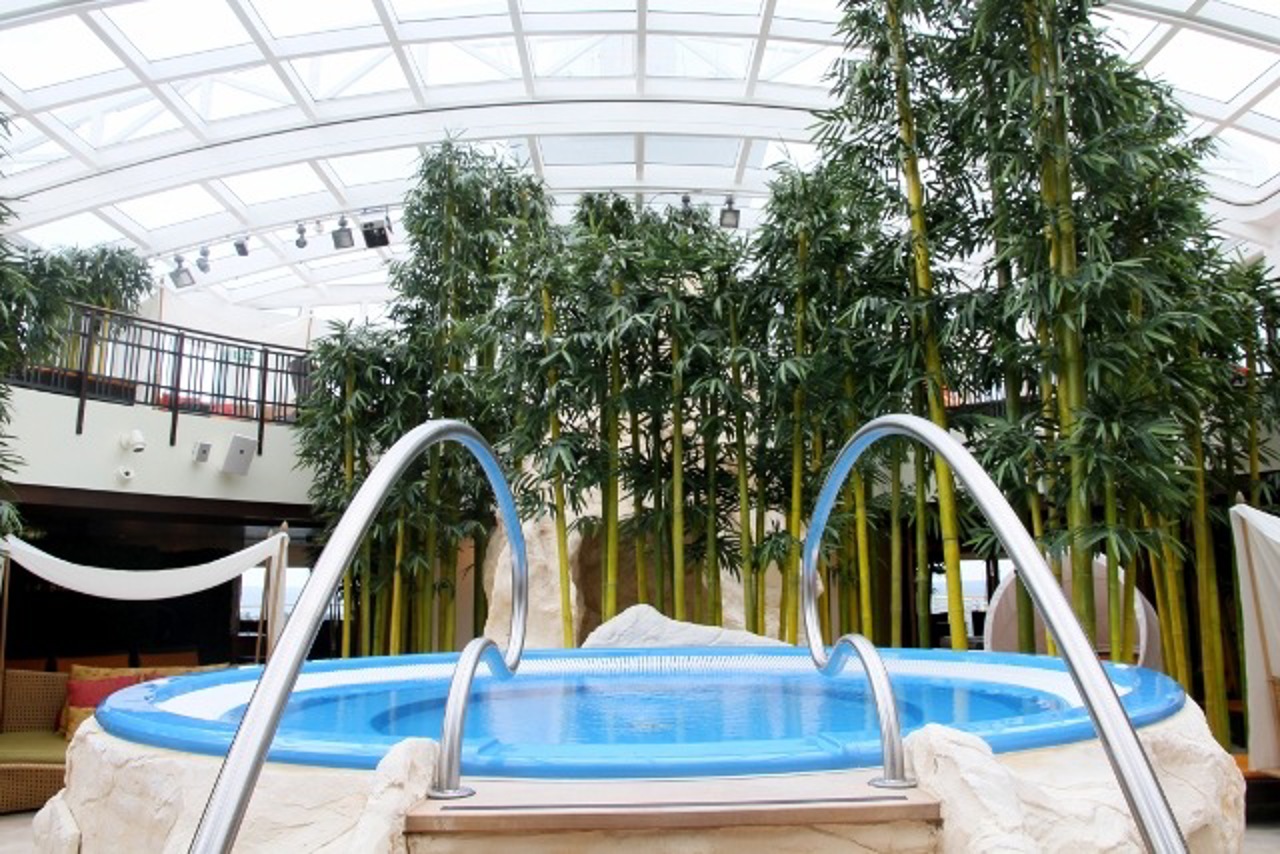 Pool im Wellnessbereich der AIDAblu