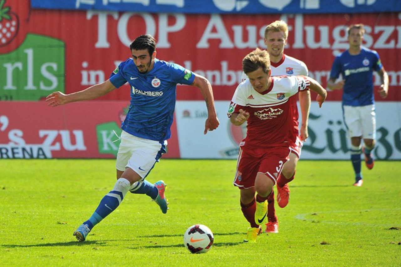 Nikolaos Ioannidis (Hansa Rostock) im Duell mit Fabian Gütze (SpVgg Unterhaching)