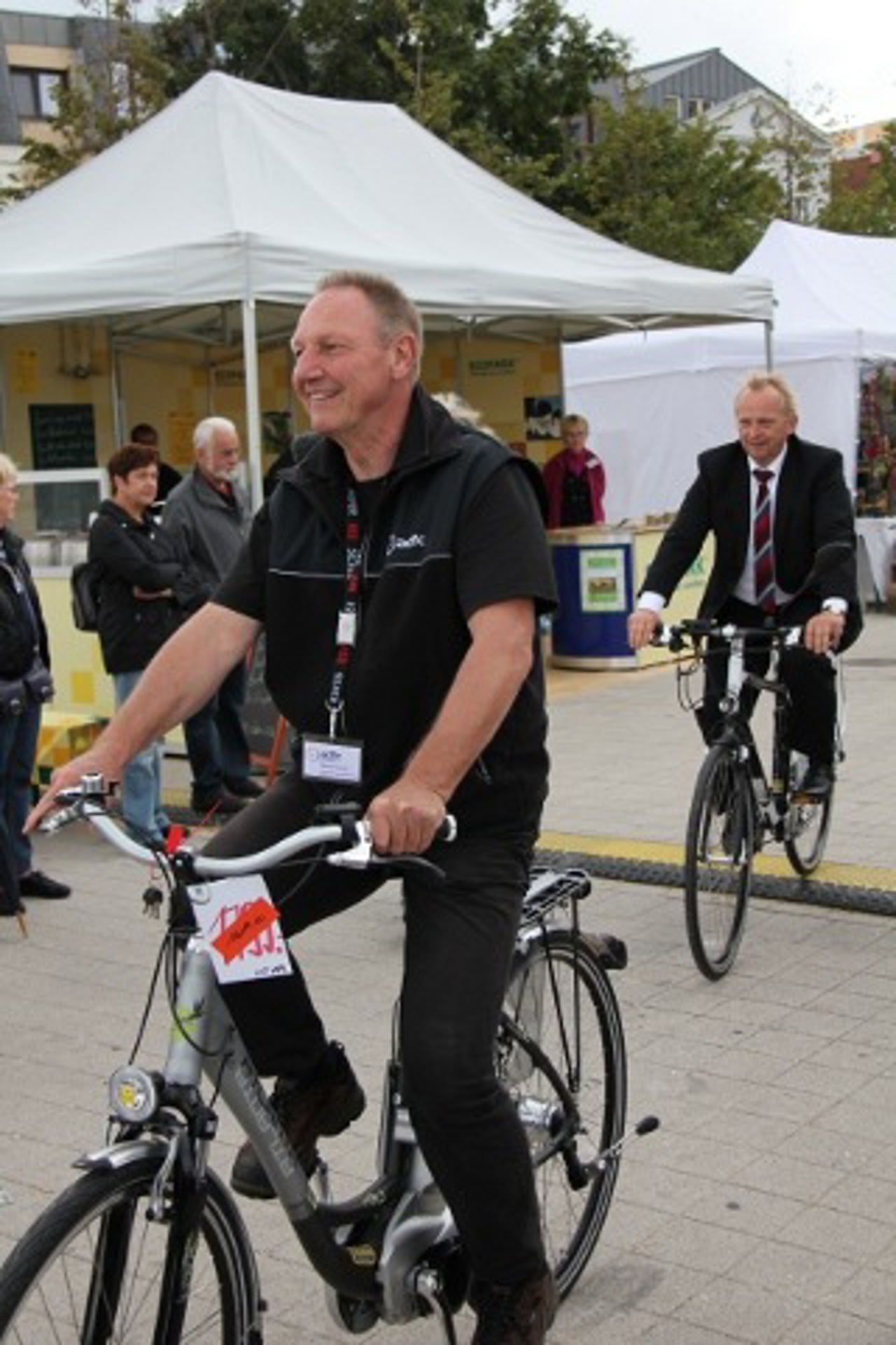 Martin Elshoff (ADFC) und Till Backhaus auf Pedelecs