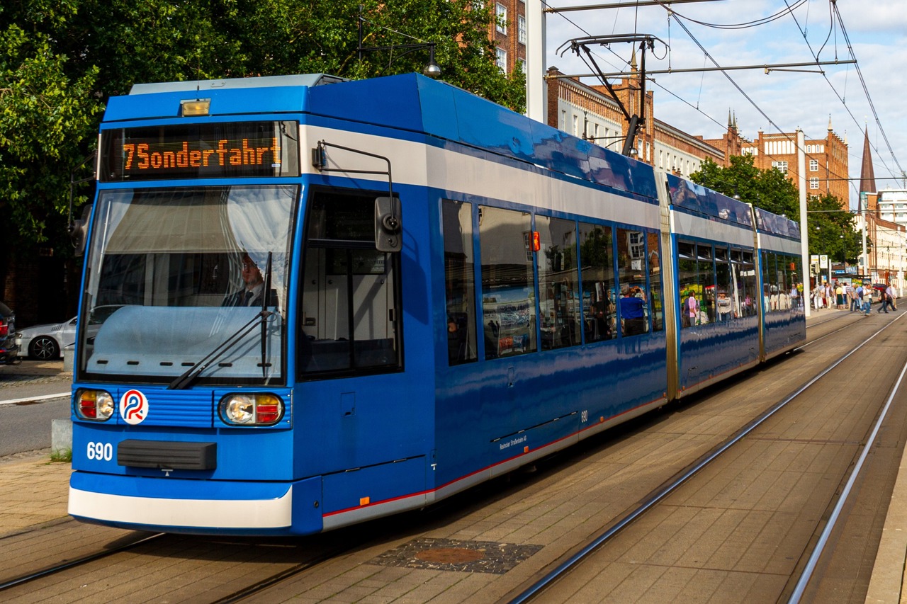 An den Rostocker Straßenbahn-Niederflurwagen vom Typ 6N1 nagt der Zahn der Zeit (Foto: Archiv)