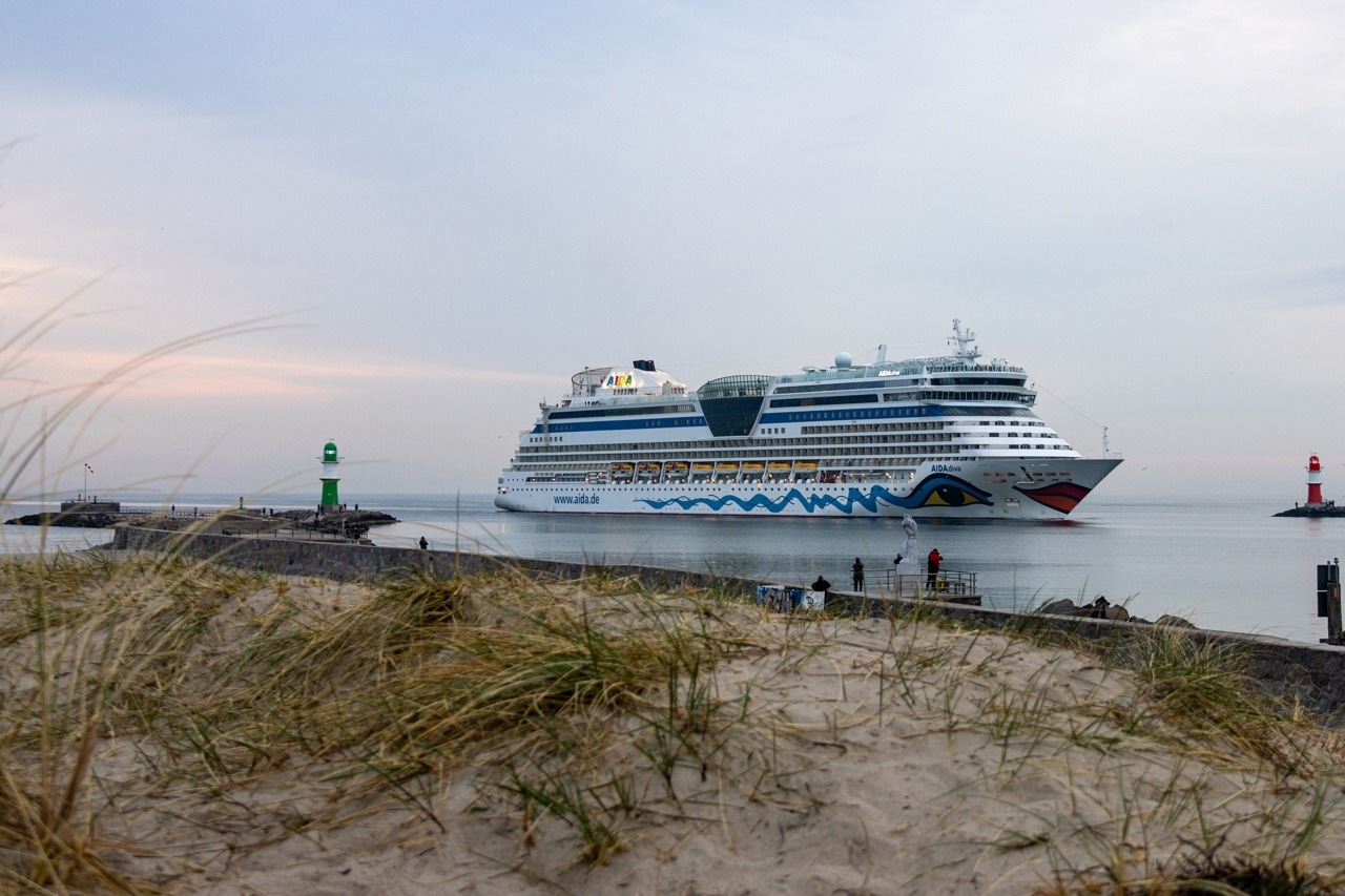 Das Kreuzfahrtschiff „AIDAdiva“ hat heute die Kreuzfahrtsaison 2023 in Rostock-Warnemünde eröffnet