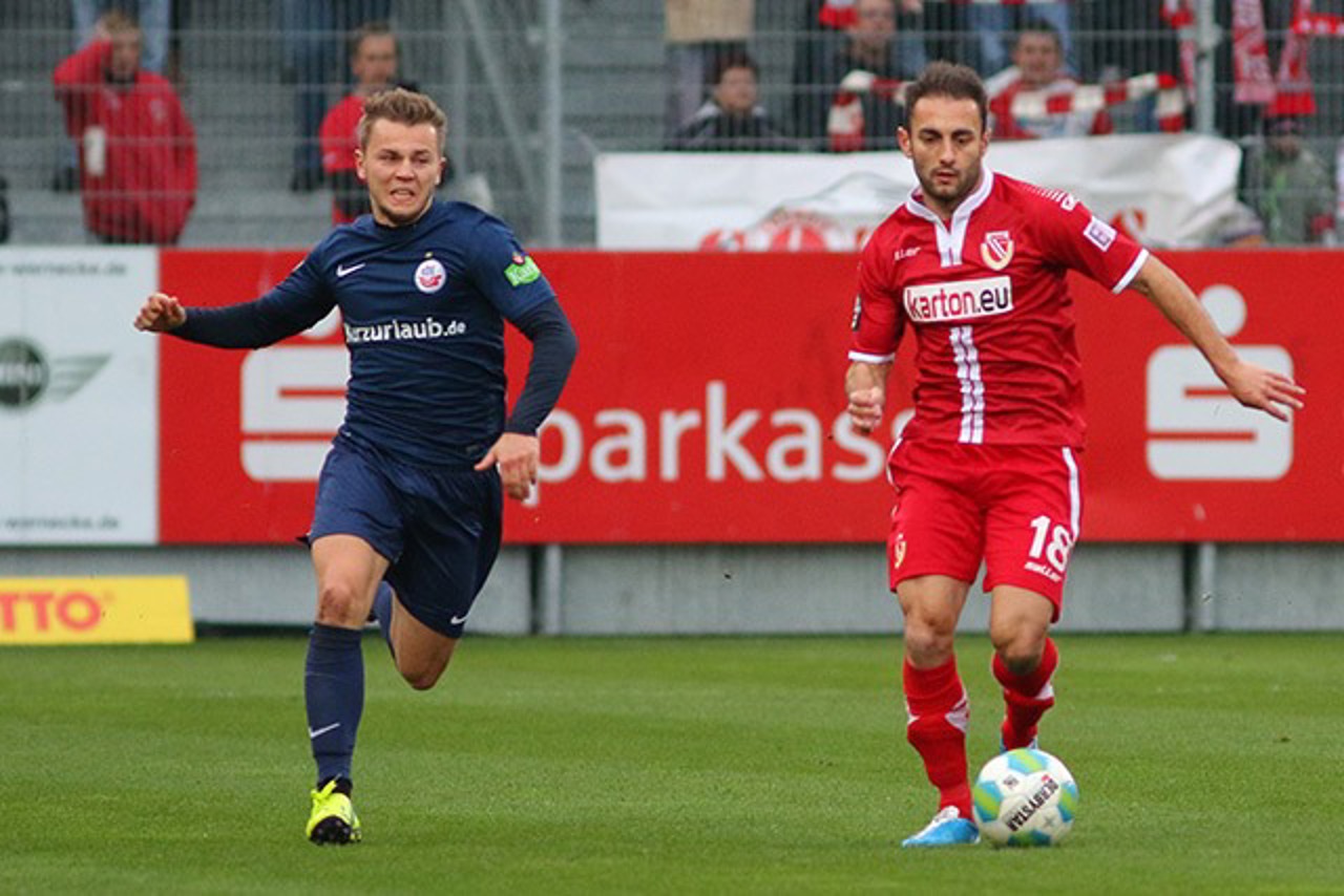 David Blacha (Hansa Rostock) und Anton Makarenko (Energie Cottbus)