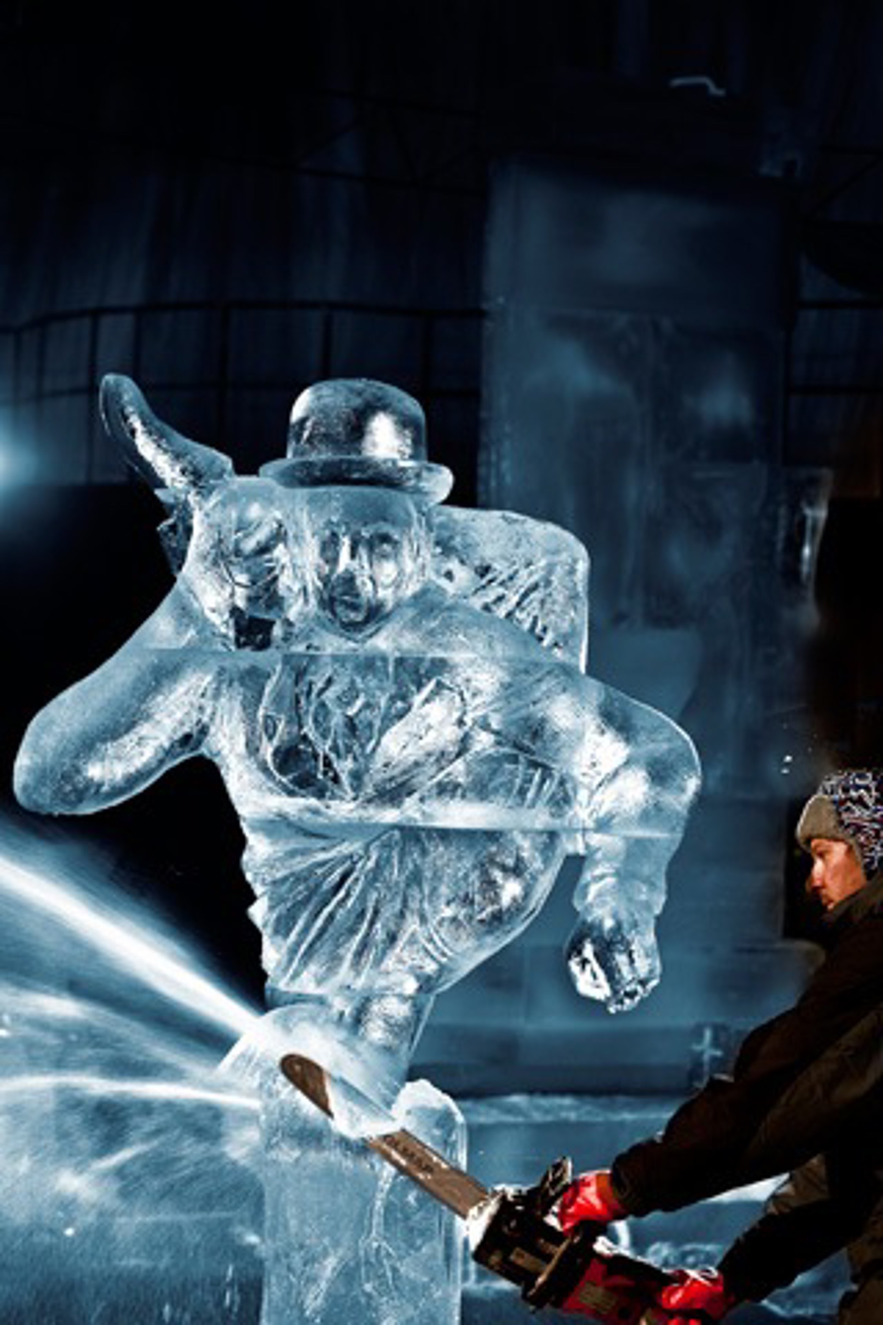 Karls Eiszeit vom 23.12.2011 - 26.02.2012: Die russischen Eiskünstler Andrey Molokov und Yury Nasarkin arbeiten mit Kettensägen an ihren Clowns und Jongleuren