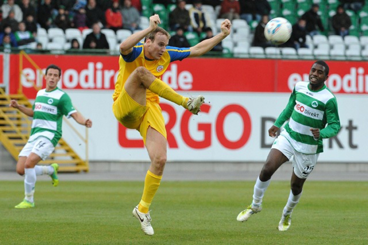 Pavel Kostal (Hansa Rostock) im Duell mit Olivier Occean (Greuther Fürth)