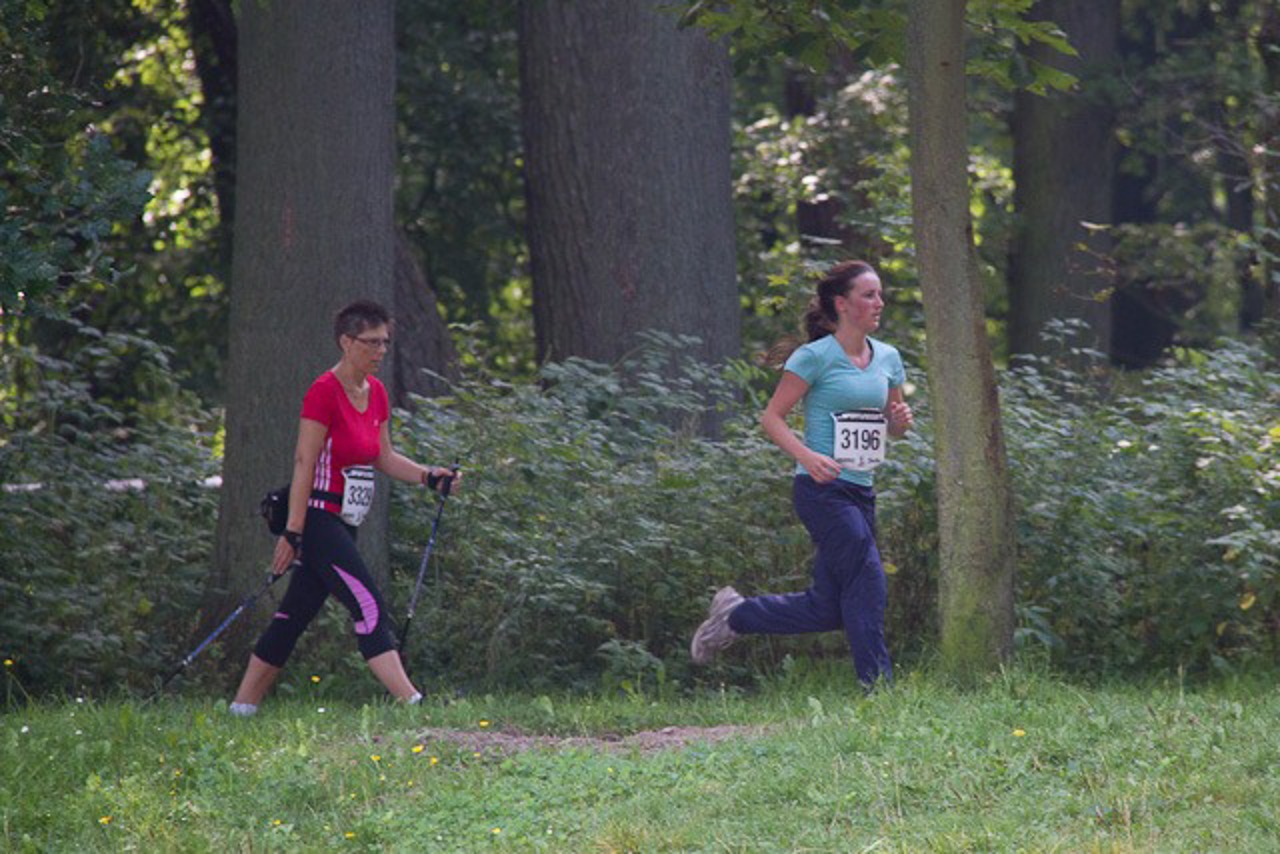 Walkerin und Läuferin beim Frauenlauf in Rostock