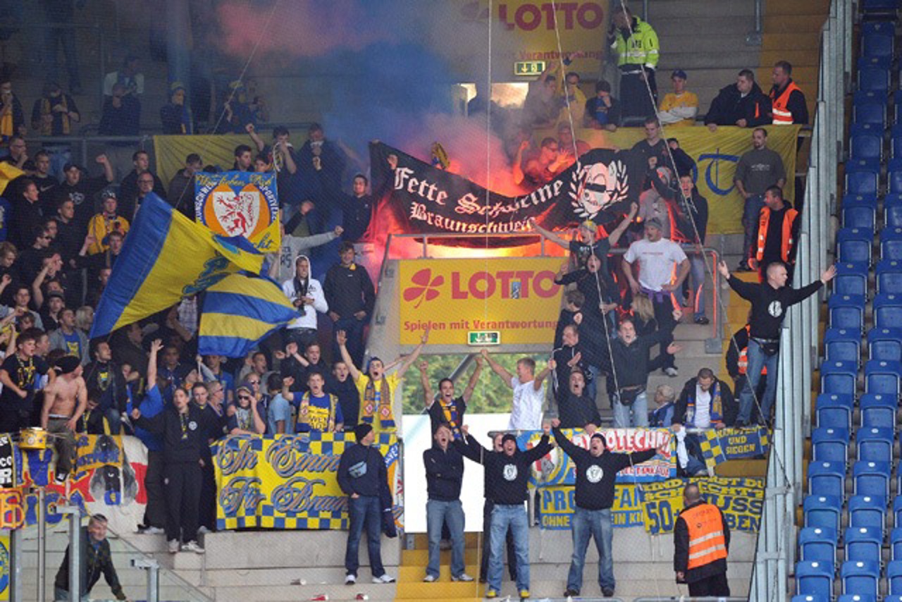 Hansa Rostock vs. Eintracht Braunschweig - Bengalisches Feuer im Gästeblock