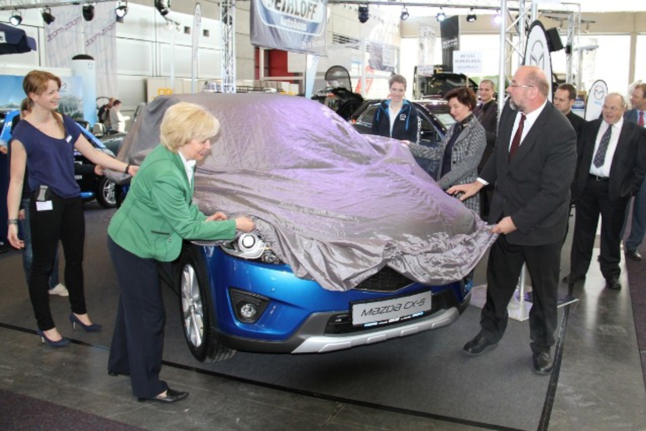 Petra Burmeister und Henry Glawe enthüllen den Mazda CX5
