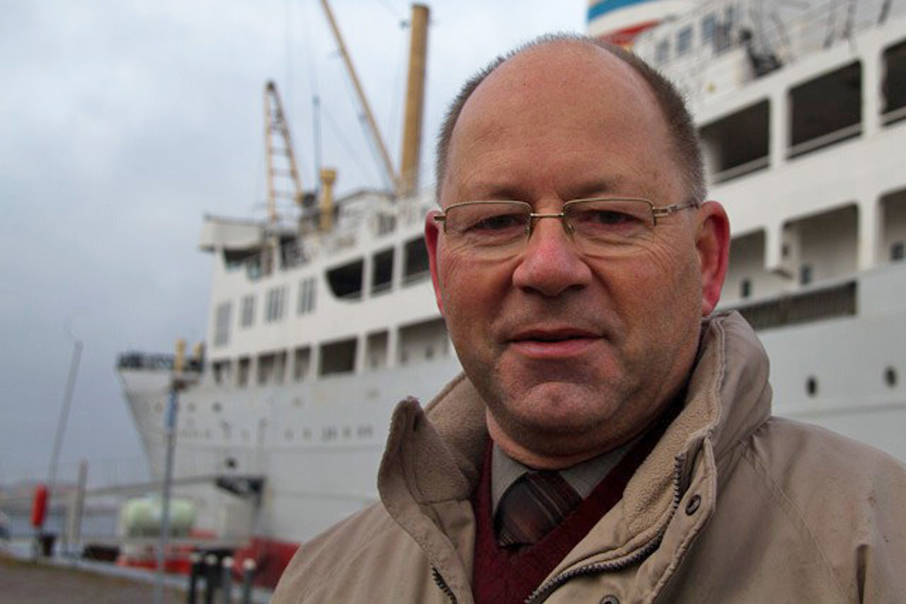 Geert de Vries vor der Georg Büchner in Rostock