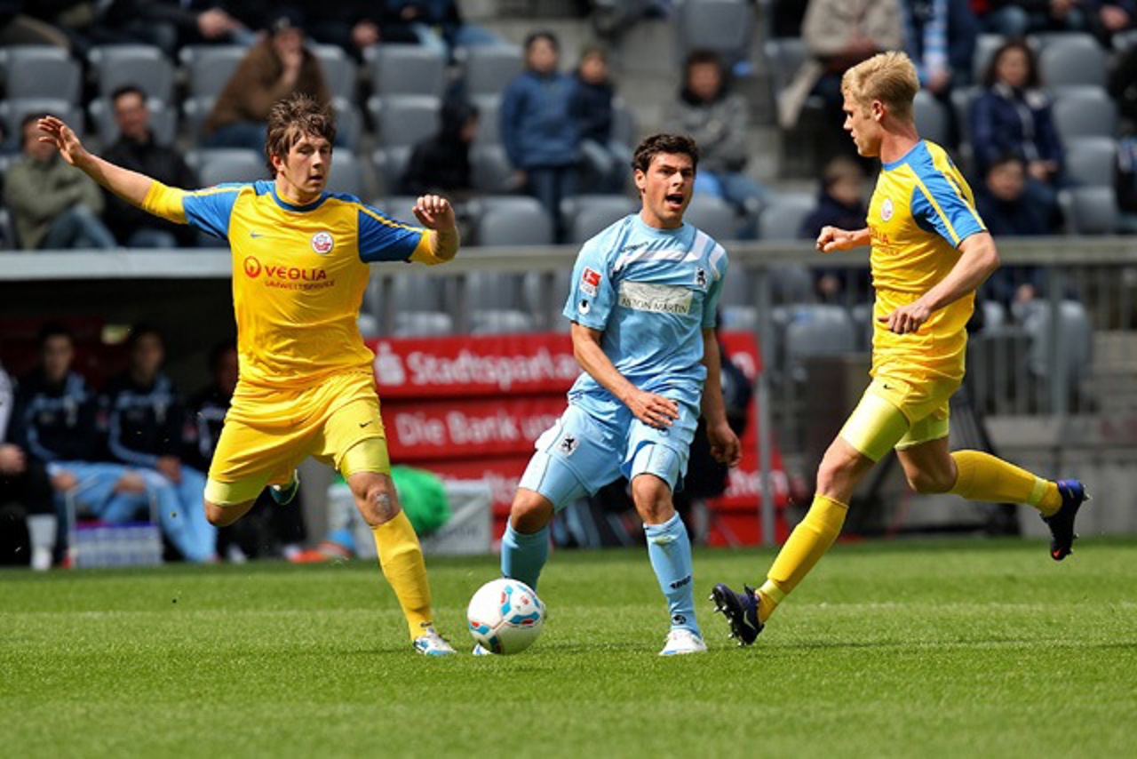 Kevin Pannewitz und Michael Wiemann (Hansa Rostock) gegen Kevin Volland (1860 München)