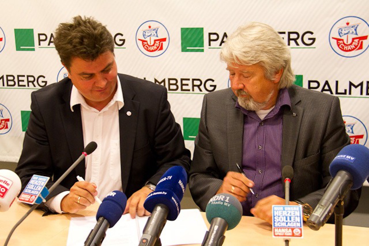 F.C. Hansa Rostock Vorstandsvorsitzender Bernd Hofmann und Palmberg-Geschäftsführer Uwe Blaumann unterzeichnen den Vermarktungsvertrag