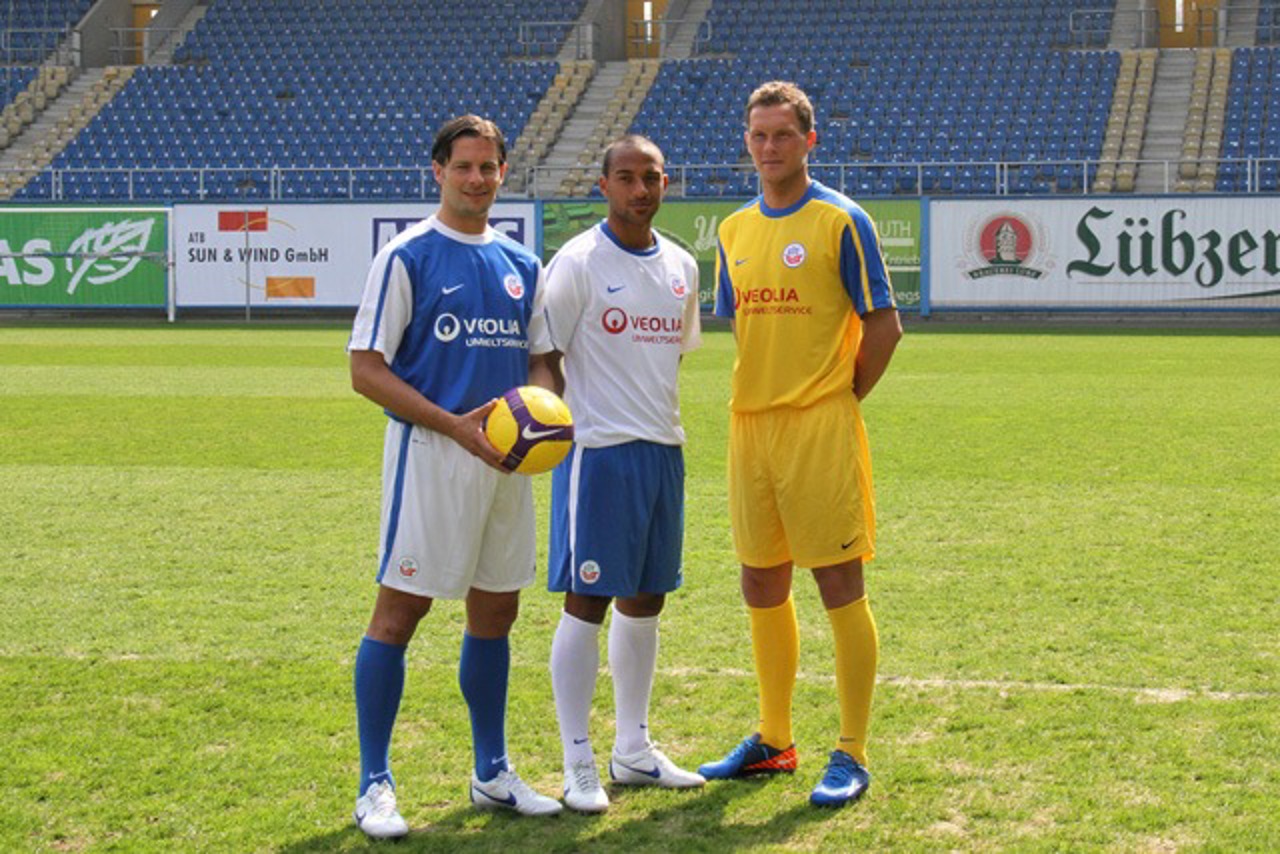 Sebastian Pelzer, Mohammed Lartey und Robert Müller in den neuen NIKE-Trikots vom FC Hansa Rostock