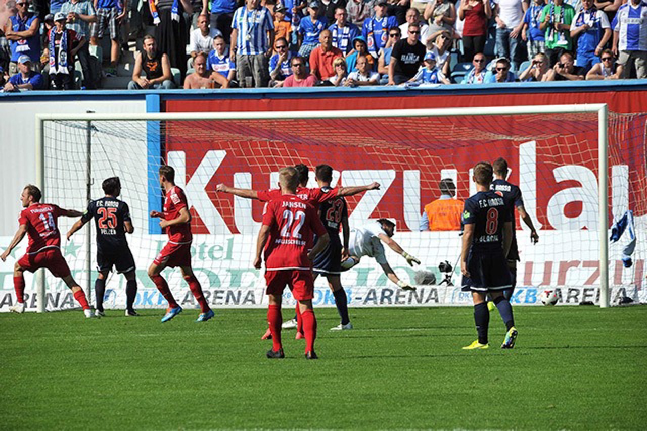 Hansa-Keeper Jörg Hahnel macht bei dem Freistoß-Treffer von Andy Gogia (Hallescher FC) keine gute Figur