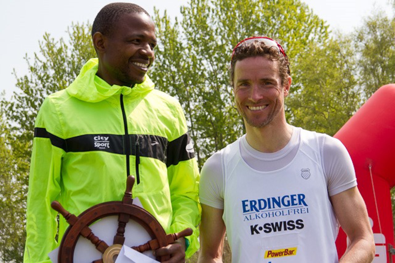Peter Fane Tsothleho und Andreas Raelert bei der Siegerehrung