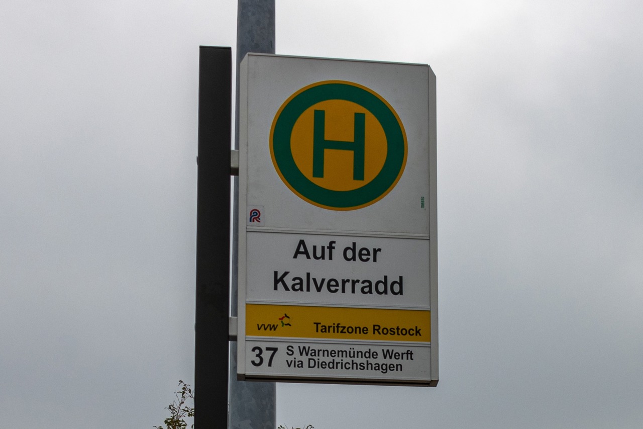 Bus-Linie 37, die neue Haltestelle „Auf dem Kalverradd“ - wer findet den kleinen Schreibfehler? Hochdeutsch „Auf der Kälberwiese“ wäre es durchaus korrekt.