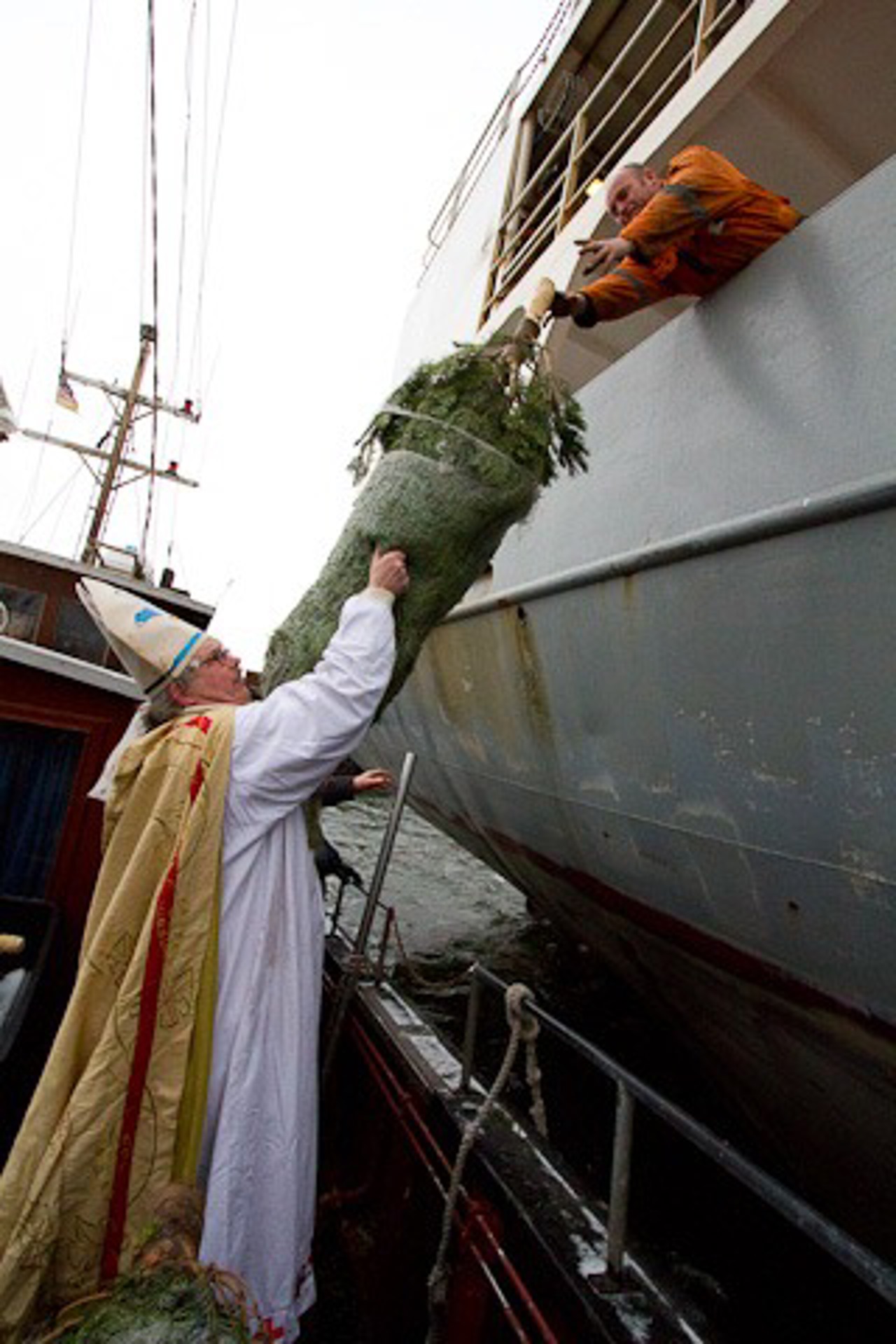 Nikolaus Folkert Janssen übergibt Weihnachtsbaum