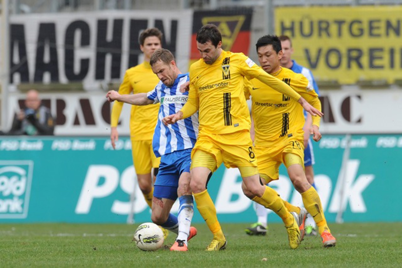 Kapitän Matthias Holst (Hansa Rostock) im Zweikampf mit Kristoffer Andersen (Alemannia Aachen)