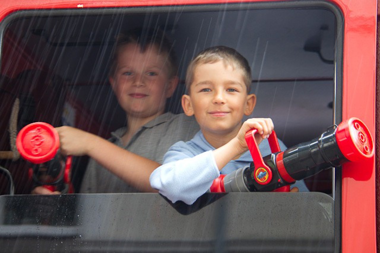 Die Jugend der Warnemünder Feuerwehr hat sichtlich Spaß
