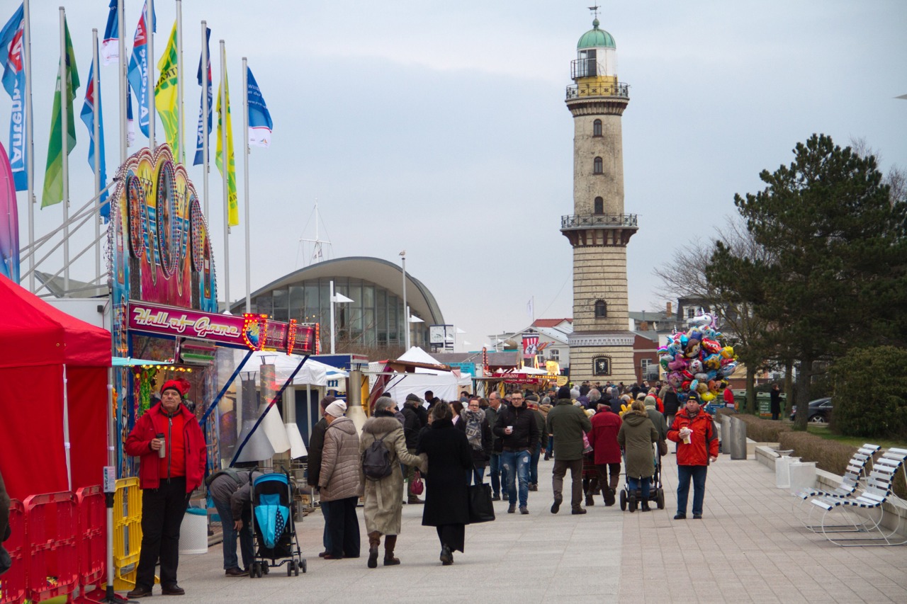 Markttreiben auf der Promenade beim Warnemünder Wintervergnügen