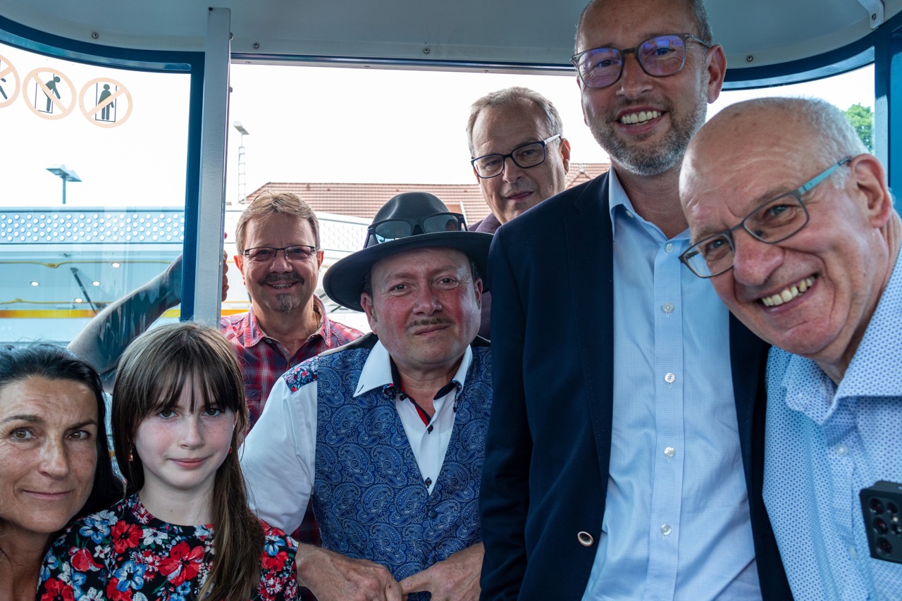 Katrin Geisler (v.l.) mit Enkelin Tiana, Landtagsabgeordneter Rainer Albrecht (SPD), Alfred Geisler, Oscar Bruch, Tourismusdirektor Matthias Fromm und Ex-OB Roland Methling waren die ersten Riesenrad-Gäste im „Sky Lounge Wheel“