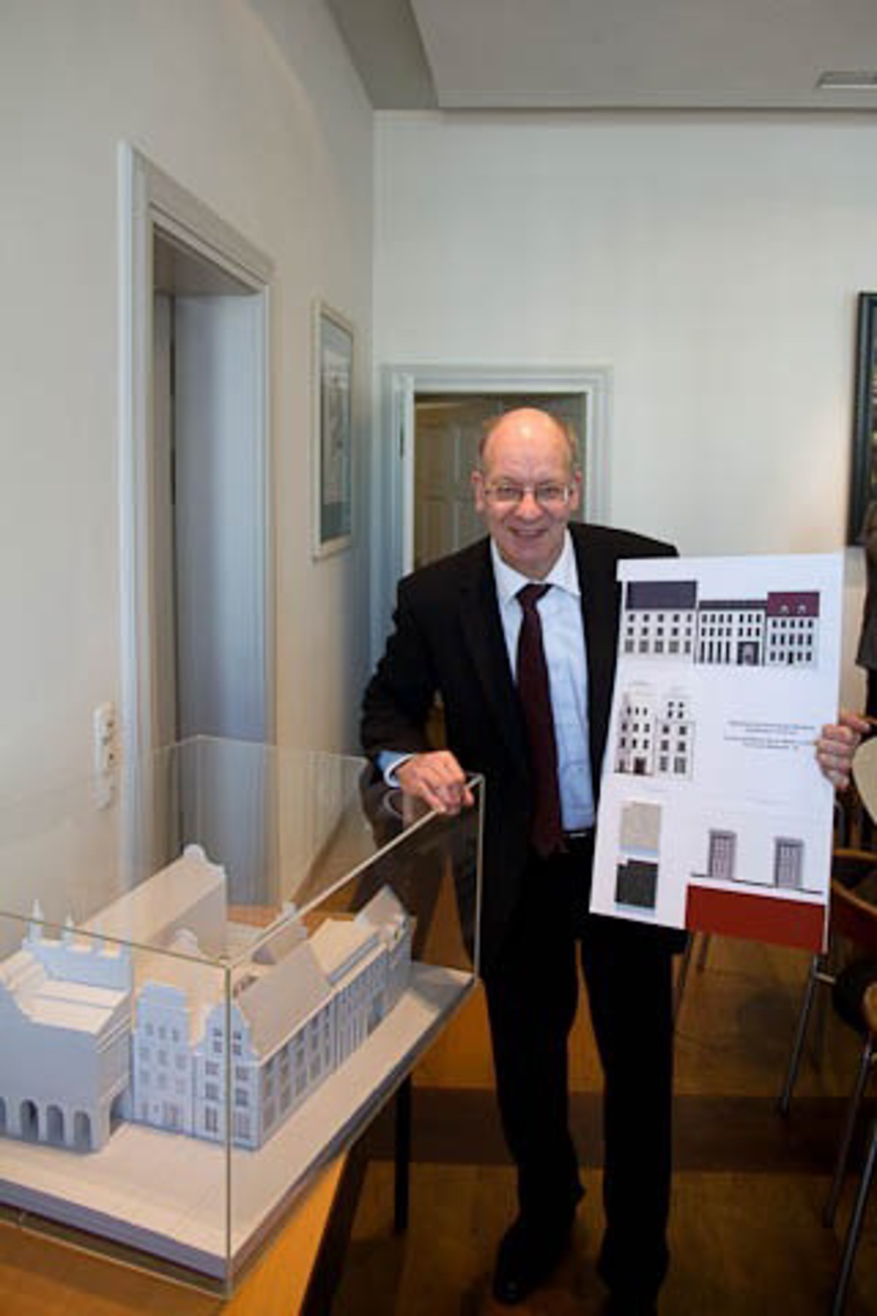 Roland Methling mit dem neuen Rathaus-Modell