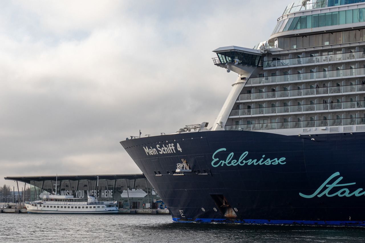 Wish you were here - „Mein Schiff 4“ vor dem Warnemünde Cruise Center 7