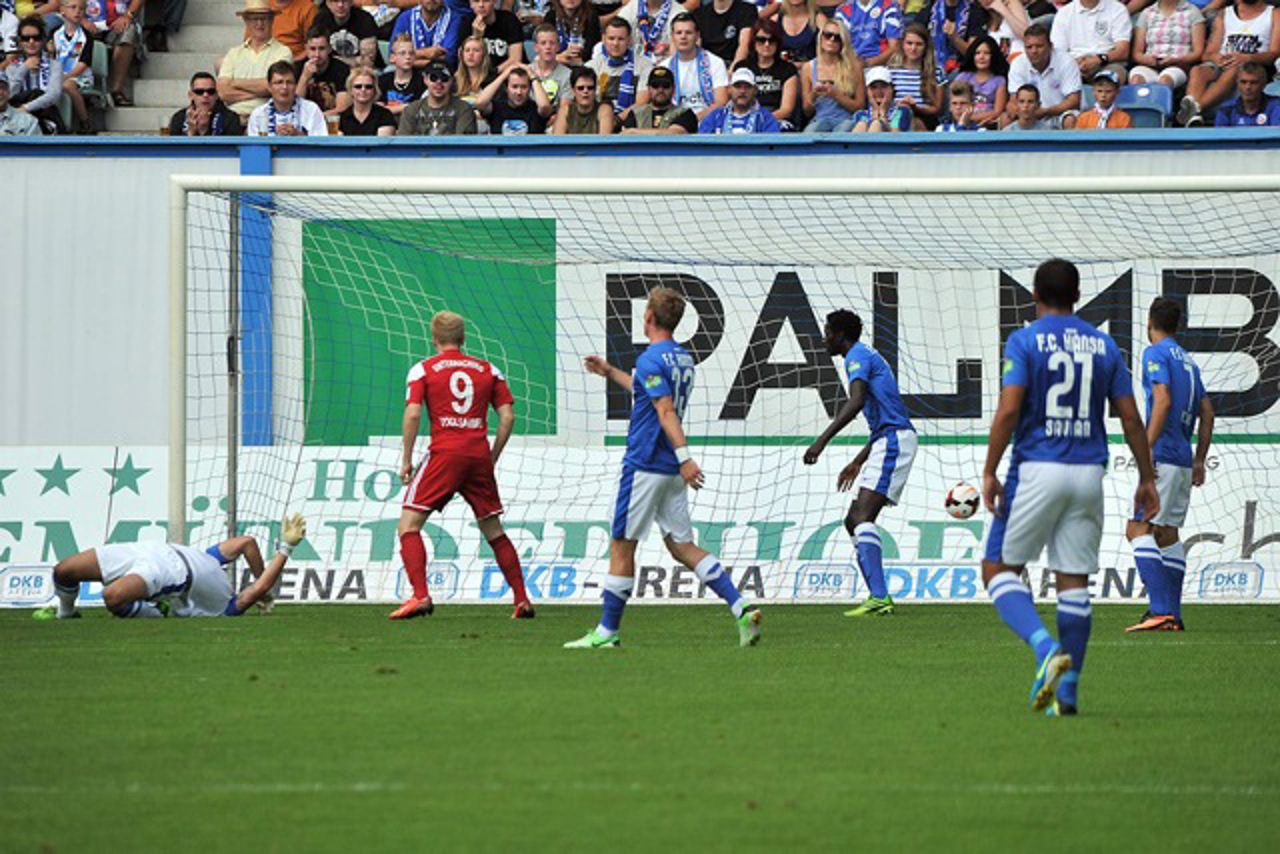 Die SpVgg Unterhaching geht gegen Hansa Rostock mit 1:0 in Führung