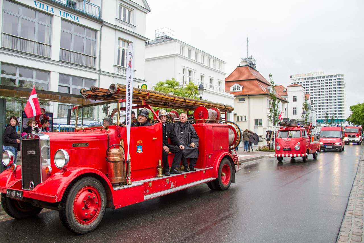Historische Feuerwehren aus Dänemark beim Niegen Ümgang in Warnemünde