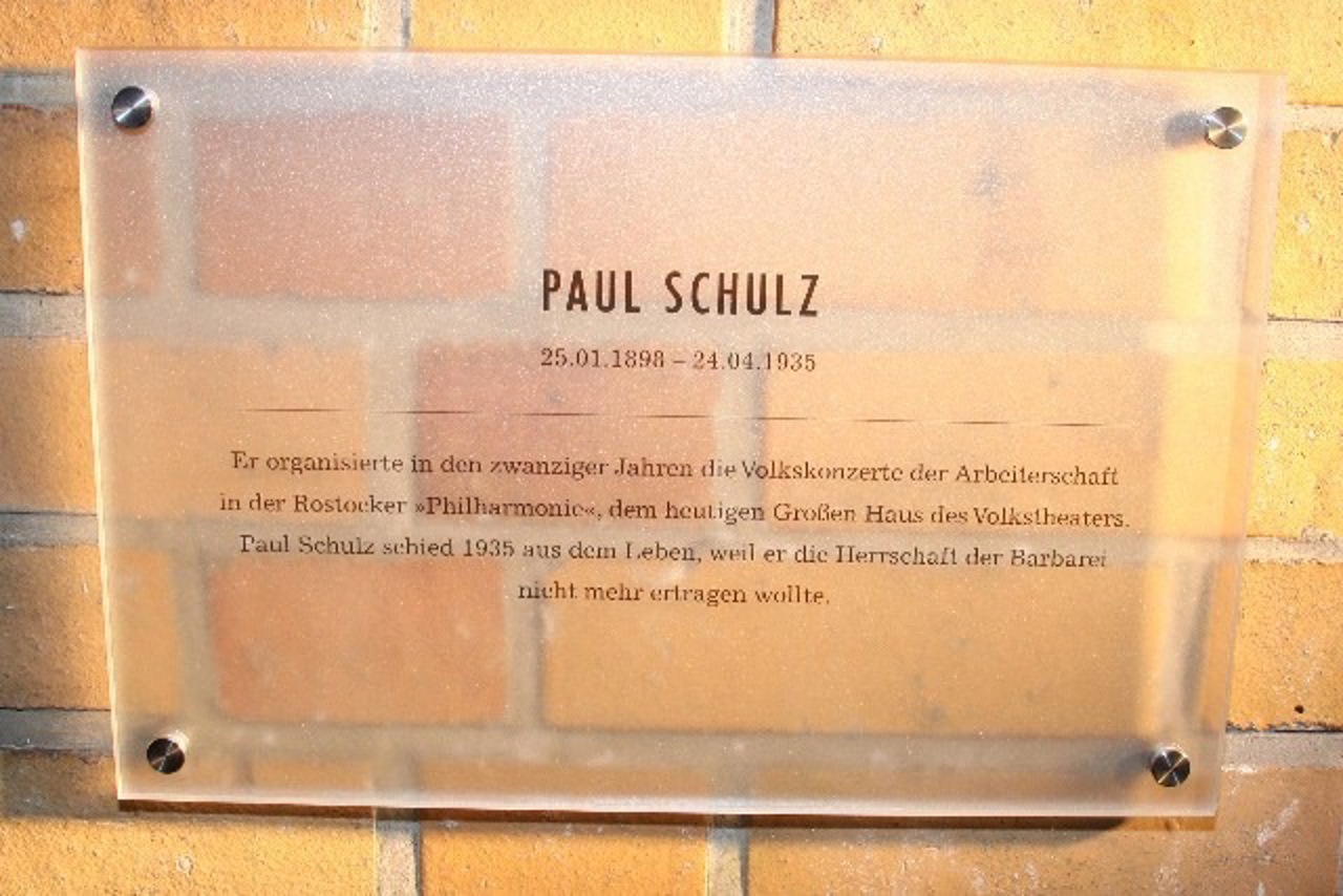 Gedenkplatte für Paul Schulz am Volkstheater Rostock