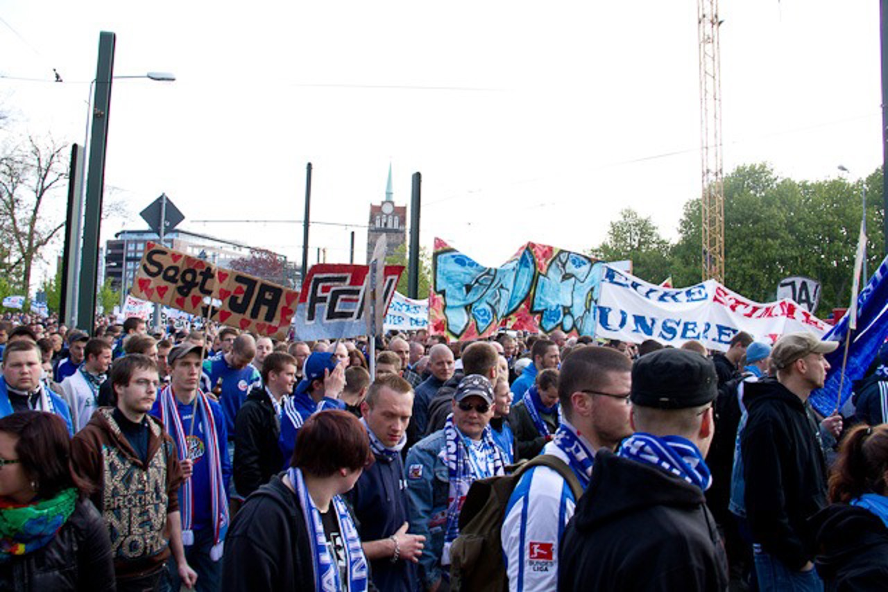 Hansa-Fans demonstrieren beim Kröpitor