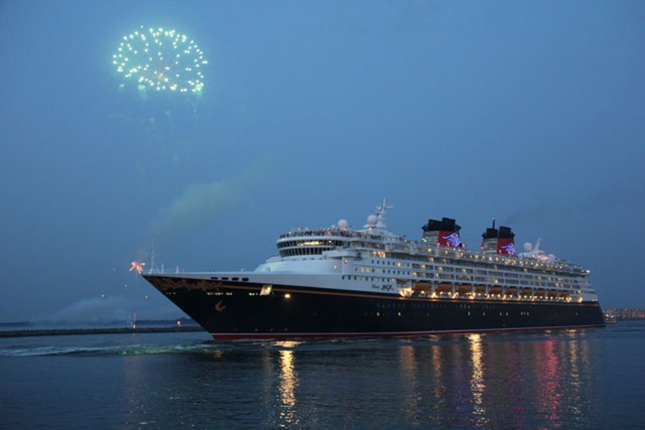 Die Disney Magic läuft mit Feuerwerk aus