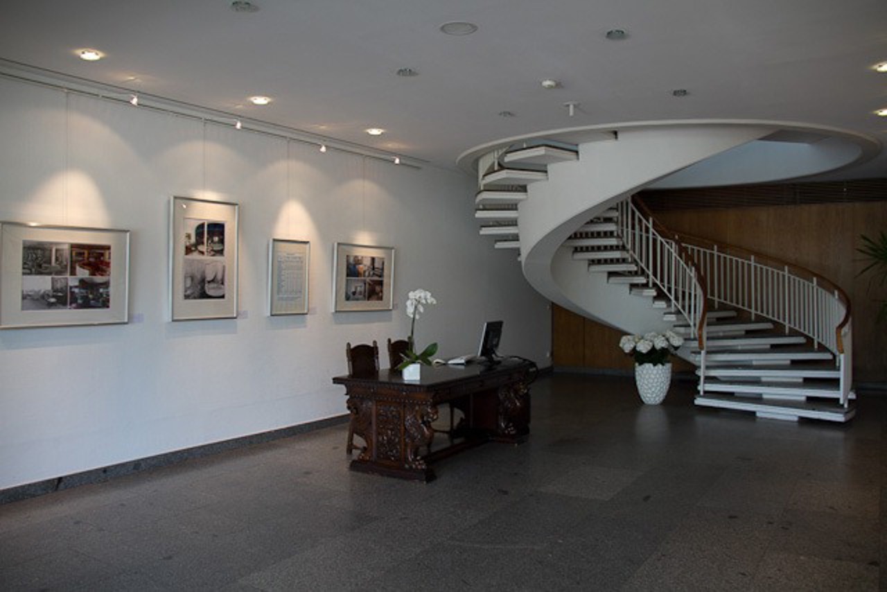 Eine Ausstellung im kleinen Foyer zeigt die Hotelgeschichte