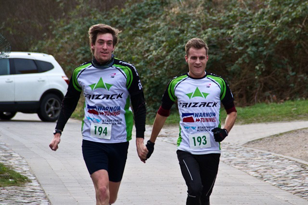 Zwei Trizackläufer teilen sich Hand in Hand den Sieg auf der 7,2-km-Distanz. Auch die nächsten drei Läufer traten gemeinsam über die Ziellinie.
