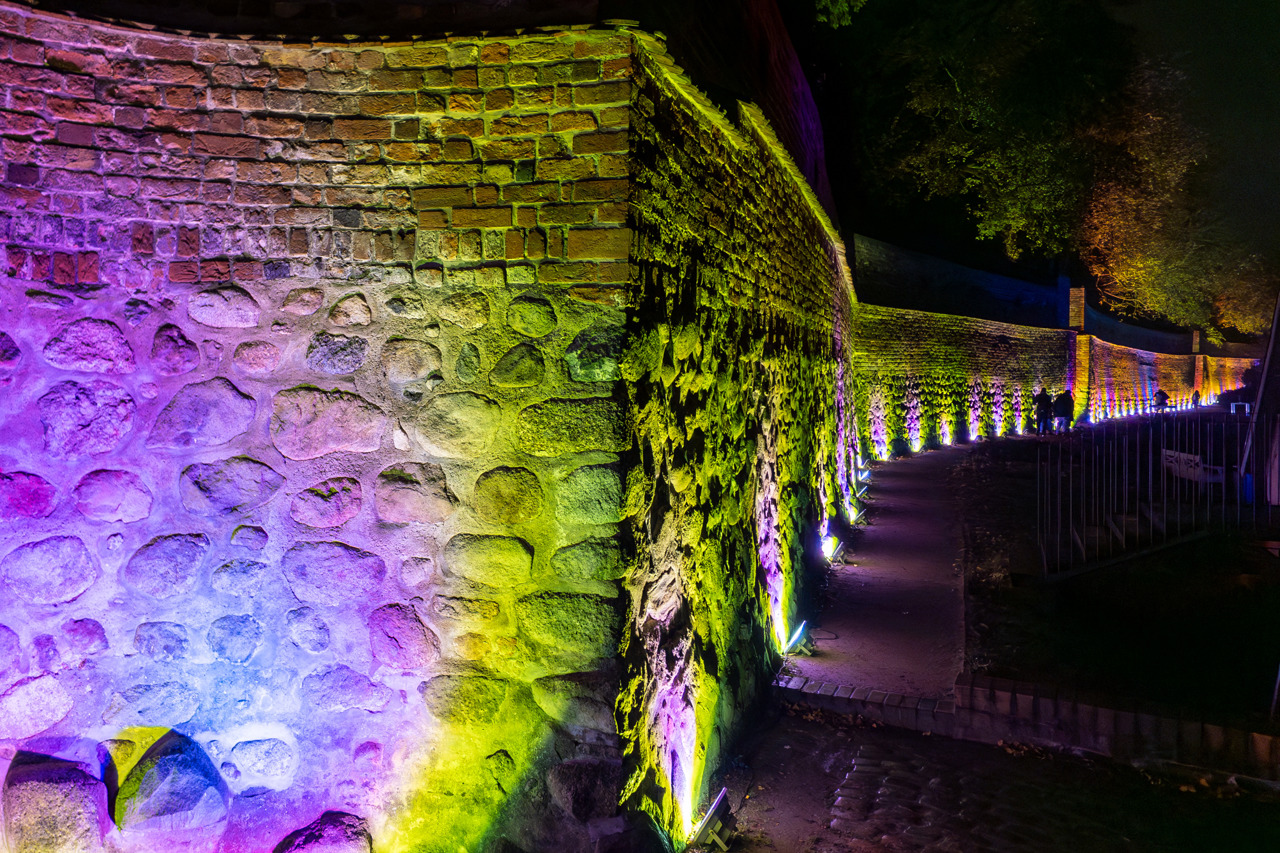 Stadtmauer im Klostergarten zur Rostocker Lichtwoche 2024