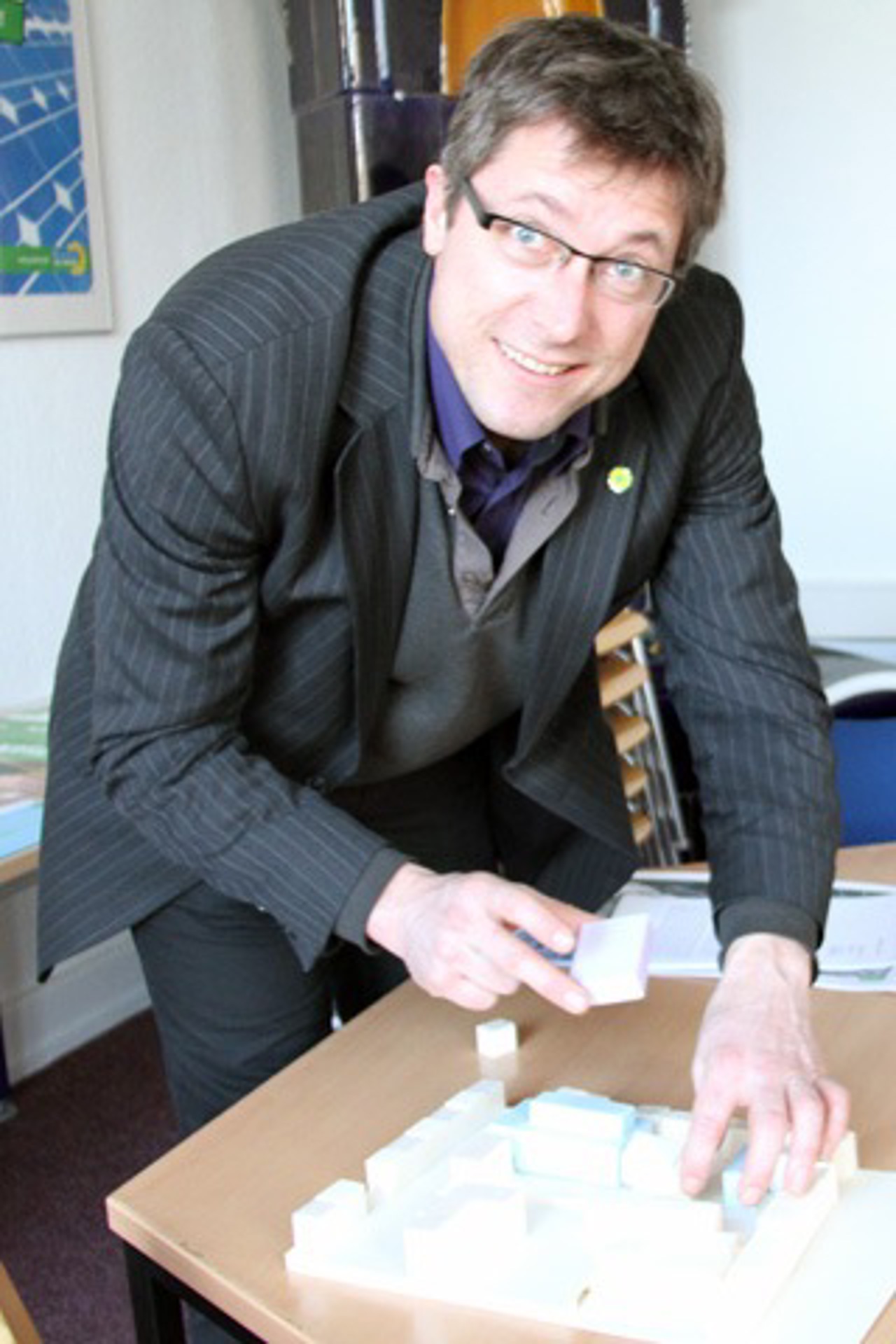 Christian Blauel mit seinem Modell fürs Volkstheater Rostock