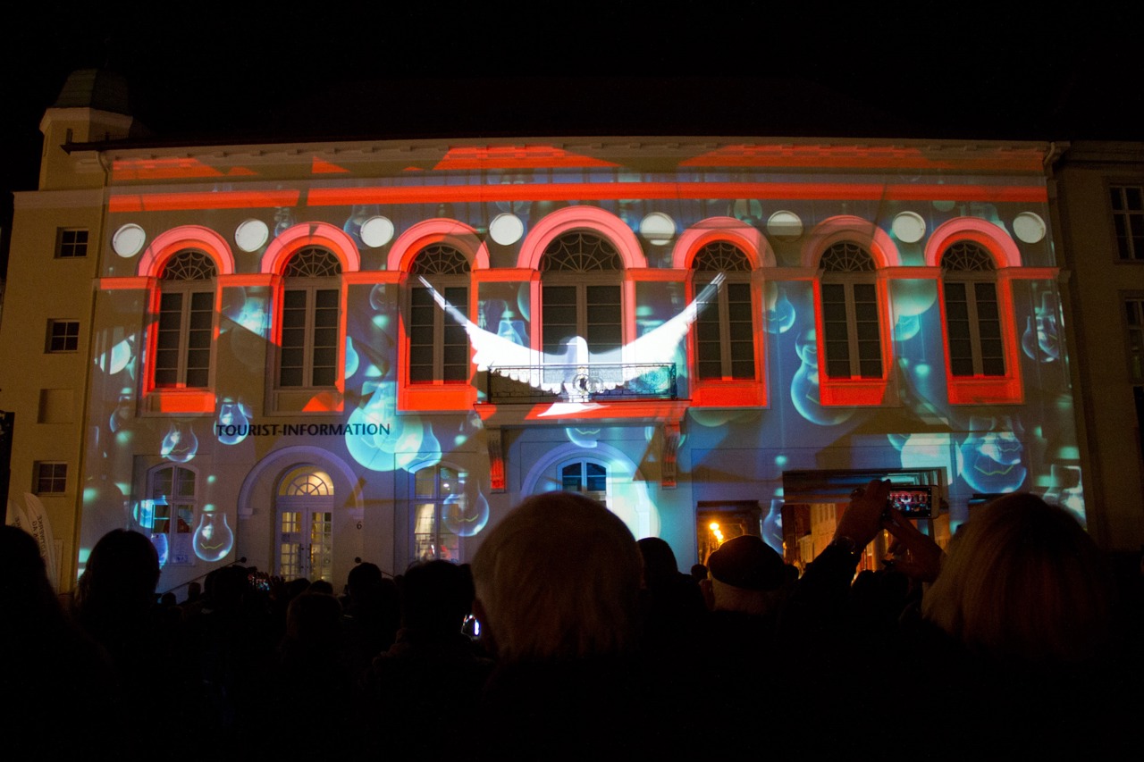 Mit einer Pixel-Maping-Show an der Fassade des Barocksaals wurde die 16. Rostocker Lichtwoche 2017 eröffnet.