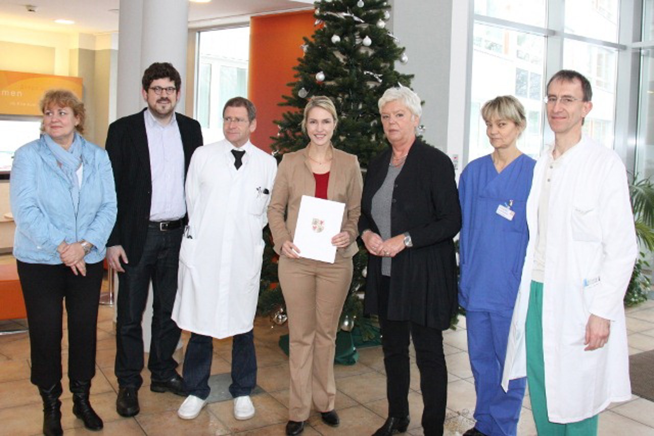 Übergabe des Fördermittelbescheides für die Erweiterung der Intensivmedizin im Klinikum Südstadt: Sylvia Waterstradt (Pflegedienstdirektorin), Julian Warlen (Mitglied des Landtages), PD Dr. med. Hans-Christof Schober (Ärztlicher Direktor) Manuela Schwesig (Ministerin), Renate Fieber (Verwaltungsdirektorin), Kerstin Bockholdt (Leitende Schwester Intensivstation) und PD Dr. med. Klaus Wagner (Chefarzt Intensivmedizin)