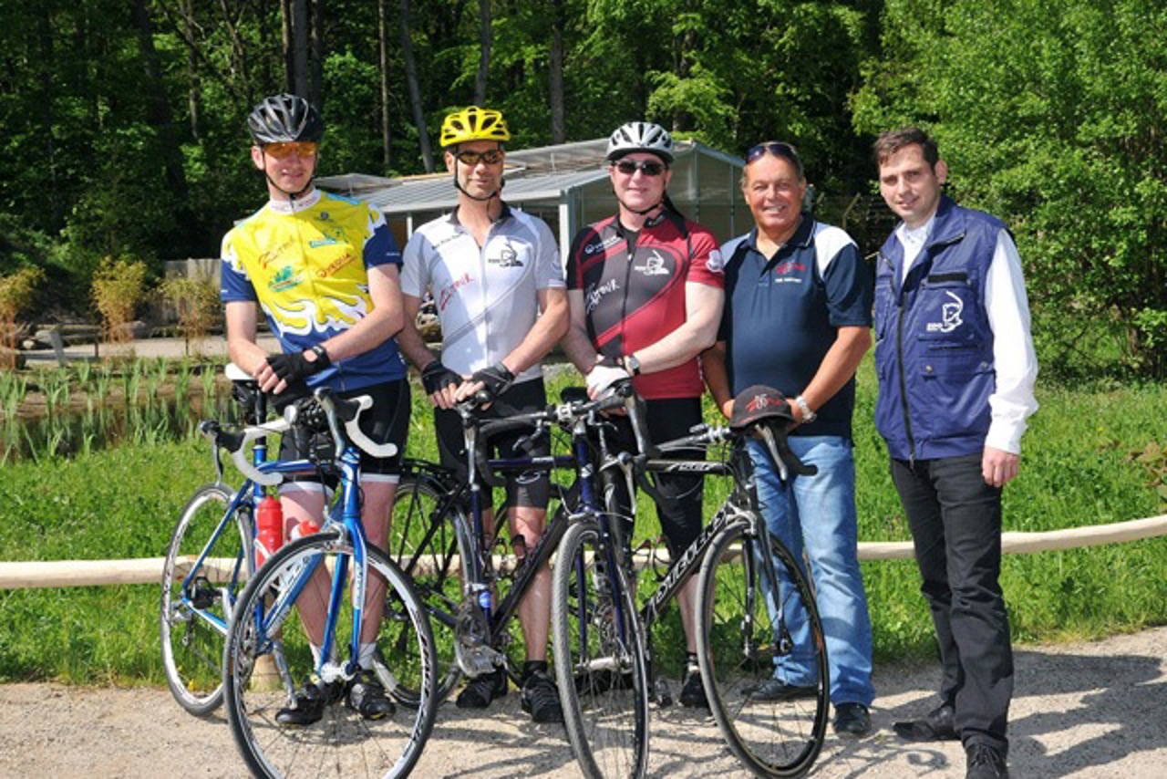 Auf Mammuttour für die Eisbären – Manuel Kiep (v. li.), Frank Fuchs und Gerd Himmelreich vom Zoo Rostock sowie Cheforganisator und Zoomeister Falk Petersen und Marketingleiter René Gottschalk auf der Katta-Anlage im Darwineum