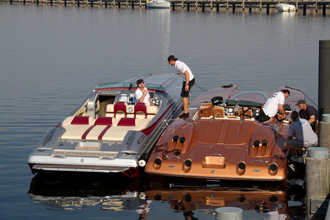 Speedboote werden in der Yachthafenresidenz Hohe Düne startklar gemacht