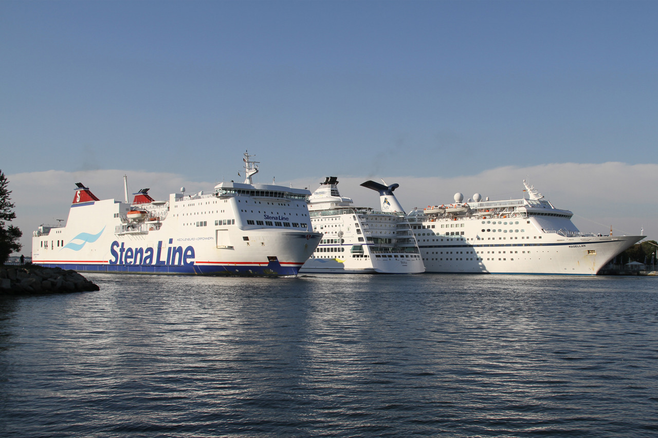 Kreuzfahrtschiffe und Fähren belasten die Luft in Warnemünde mit Abgasen