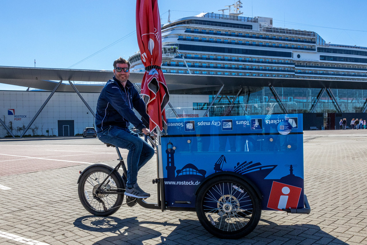 Philipp Dick auf dem als mobile Tourist-Info ausgestatteten Lastenrad