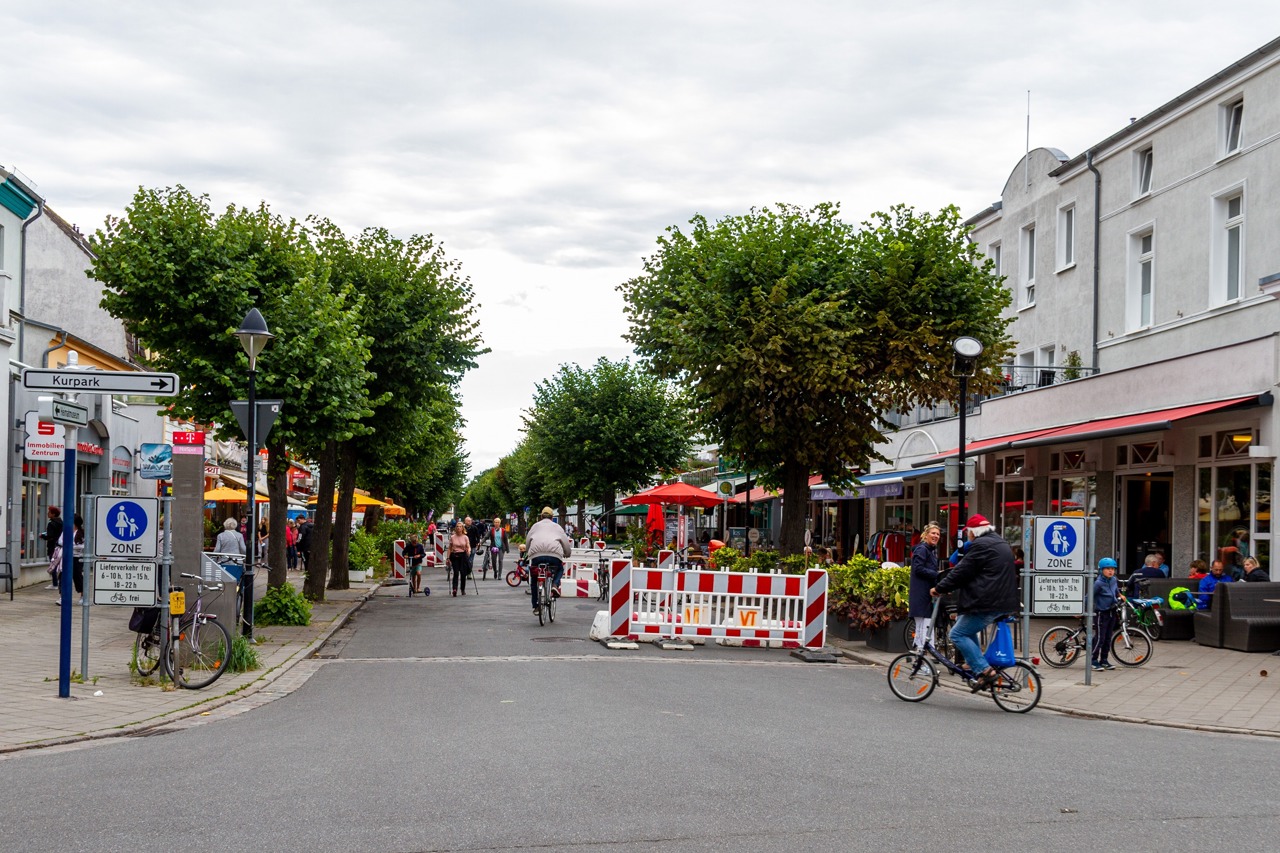 Der östliche Teil der Warnemünder Mühlenstraße ist bereits Fußgängerzone - seit letztem Sommer gibt es hier Außengastronomie (Foto: Archiv)