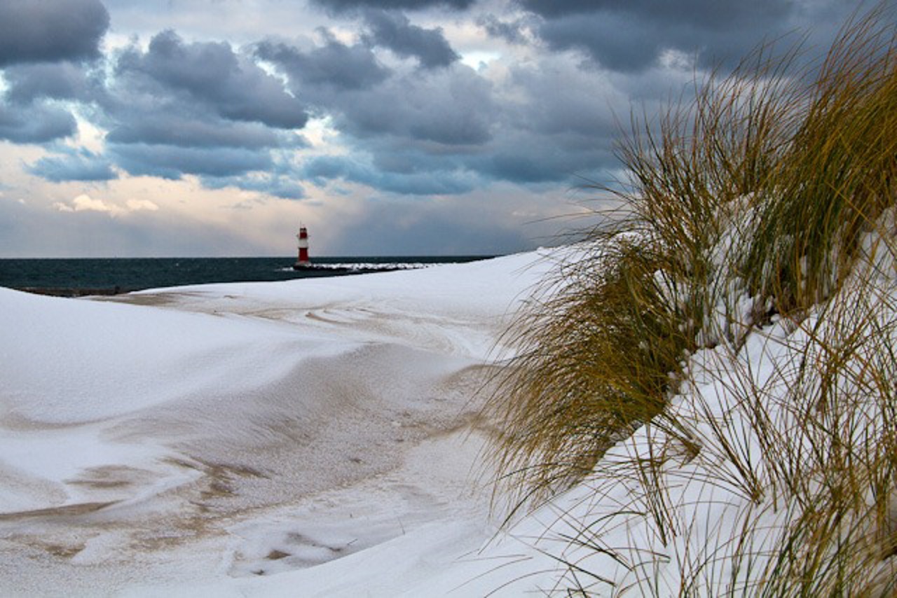 Schneeverwehte Düne in Warnemünde