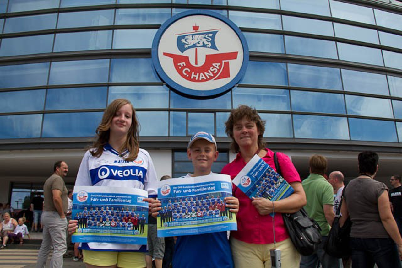 Lisa, Dennis und Kerstin Thoebe beim Familientag des FC Hansa Rostock