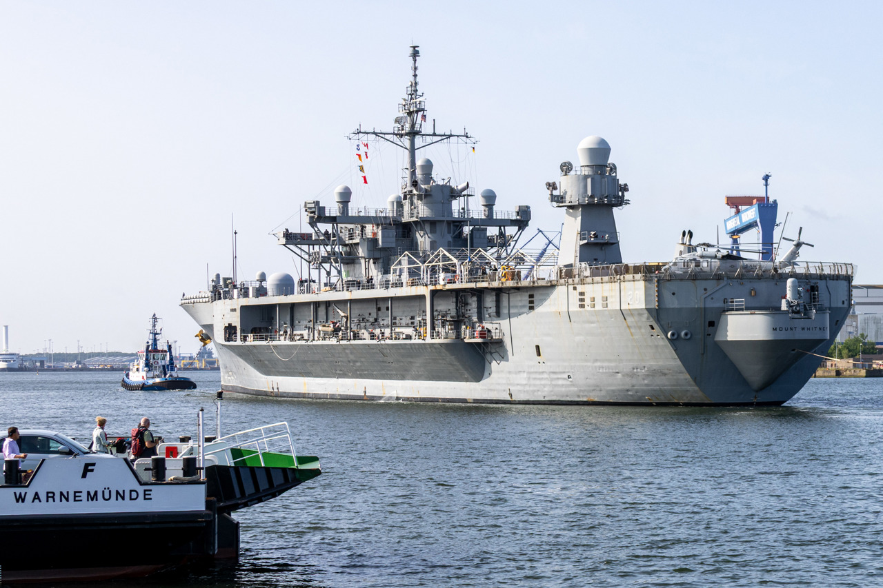 US Navy Kommandoschiff für amphibische Kriegsführung „Mount Whitney“ läuft zur BALTOPS 2025 in Rostock-Warnemünde ein