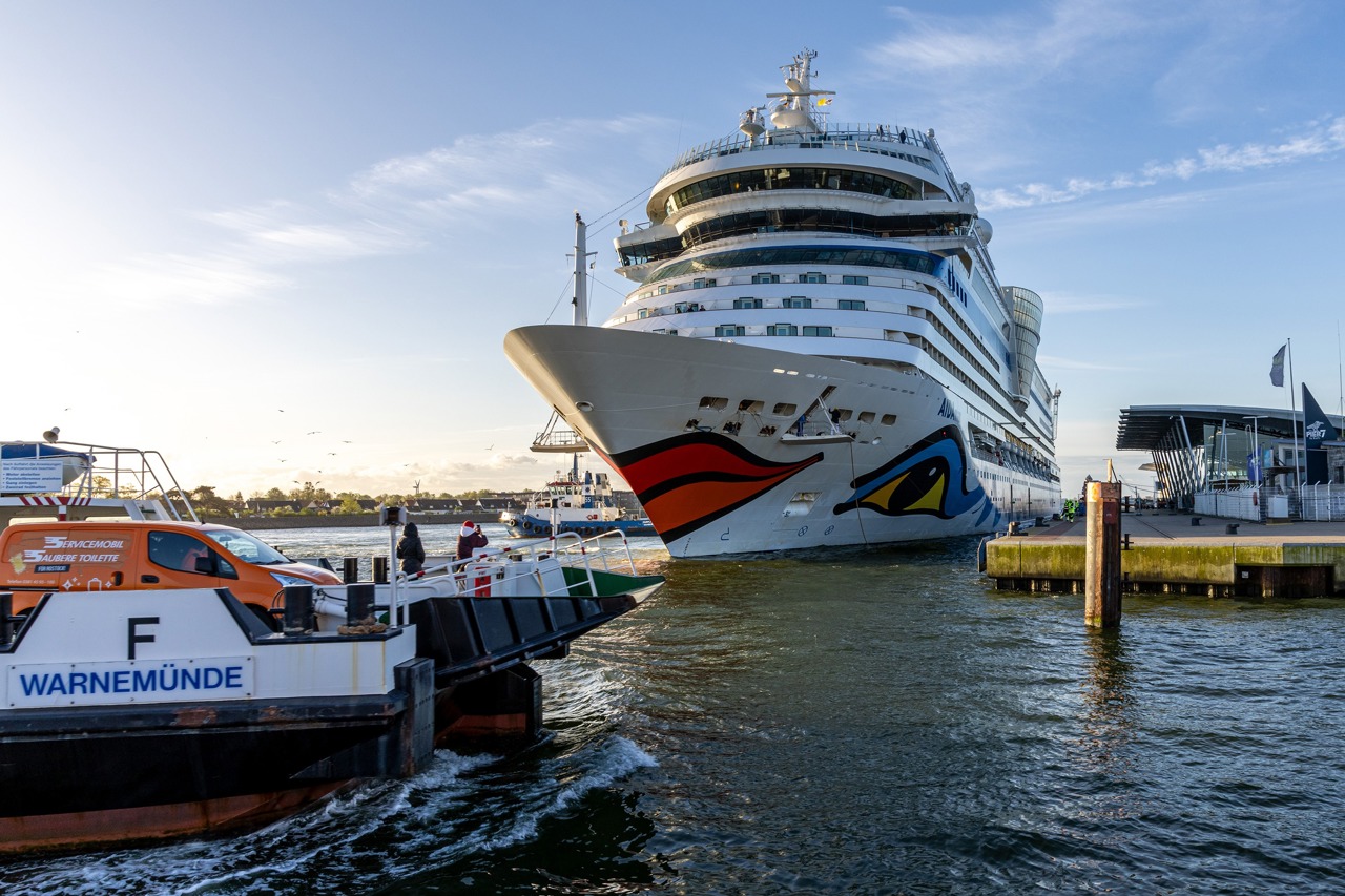 Kreuzfahrtschiff „AIDAmar“ eröffnet Kreuzfahrtsaison 2024 im Seebad Warnemünde
