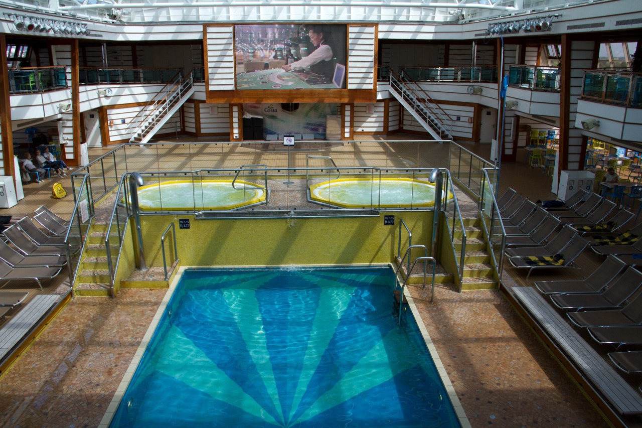 Das Dach über dem Pool kann geöffnet werden