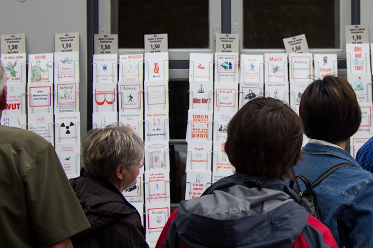 Die Postkarten der Druckerei "Offizin Schwarze Kunst" luden zum Lesen der vielen witzigen Aufdrucke ein