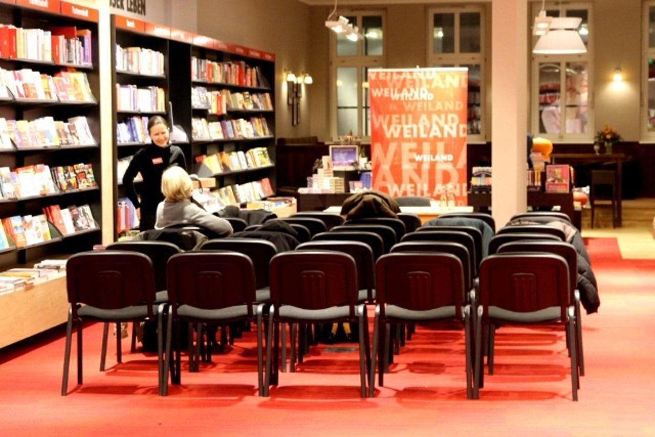 Sitzreihen in der neuen Weiland-Buchhandlung